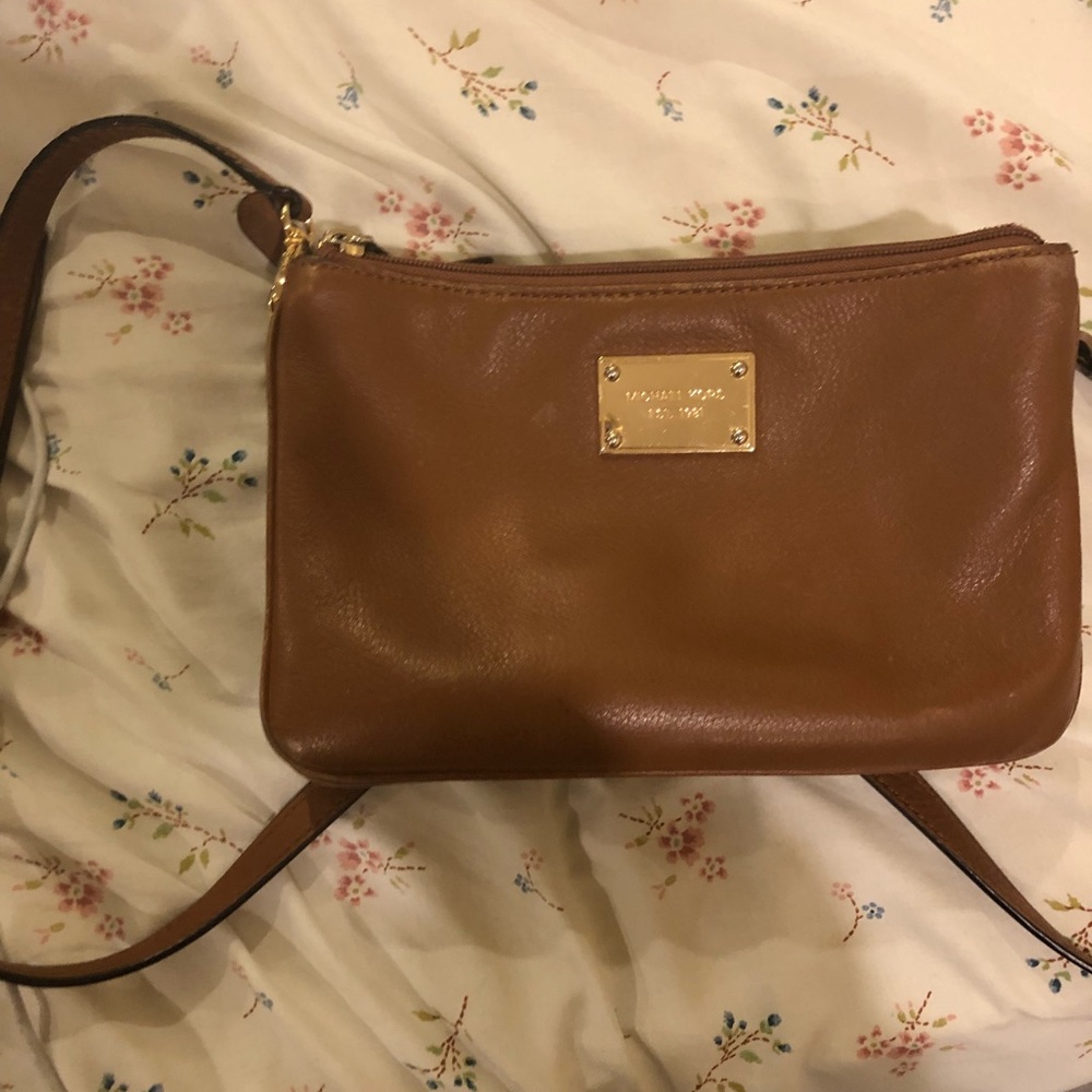 Crossbody! Michael Kors